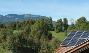 un pannello solare sul tetto di una casa di Haus Kranzusch a Sonthofen Altre 9 foto