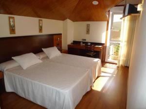 a bedroom with a large white bed and a desk at Doade in Hio +37 photos