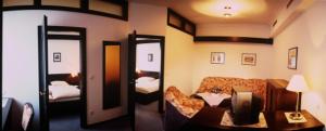 Posteľ alebo postele v izbe v ubytovaní Hotel Goldener Hirsch