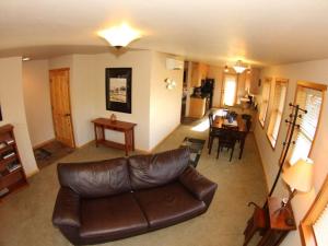a living room with a leather couch and a dining room at Hutson's Hideaway 30 Day in Hood River