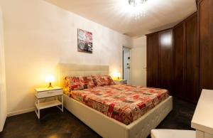 ボローニャにあるRelax Suite Nazarioの小さなベッドルーム(ベッド1台、ナイトスタンド2台付)