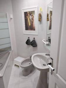 モグロにあるTerraza de Mogroの白いバスルーム(洗面台、トイレ付)