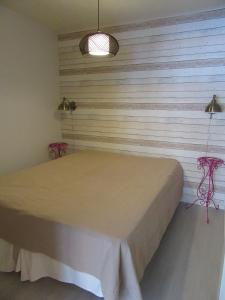 カラヨキにあるRantahiekka B3のベッドルーム1室(ベッド1台、ピンクの椅子2脚付)