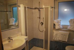 Koupelna v ubytování Piccolo Hotel