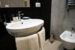 A bathroom at Palazzo Toledano