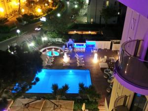 Bazén v ubytování Hotel Nettuno nebo v jeho okolí
