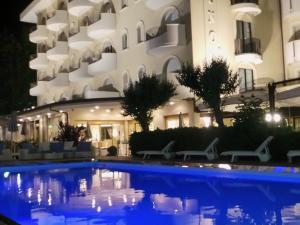 Bazén v ubytování Hotel Nettuno nebo v jeho okolí