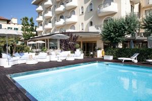 Bazén v ubytování Hotel Nettuno nebo v jeho okolí