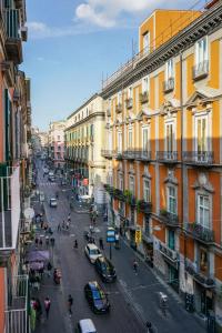 - une vue sur une rue de la ville avec des voitures et des bâtiments dans l'établissement Palazzo Toledano, à Naples