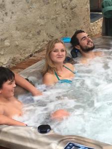 eine Gruppe von Personen in einer Whirlpool-Badewanne in der Unterkunft Ferme Historique Jean De La Fontaine et ses chambres d'hôtes Hammam-Spa - 4 étoiles in Chierry