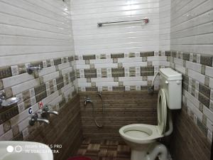 a bathroom with a toilet and a shower at Hotel Woodlands in Chottanikara