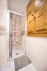 baño con ducha y puerta de cristal en Casa Rural Francisca, en Requena