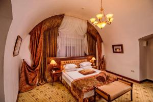 Postel nebo postele na pokoji v ubytování Citadel Gastro Boutique Hotel 