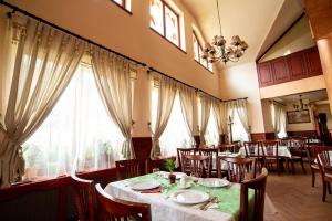 A restaurant or other place to eat at Csillag Panzio