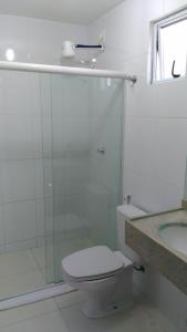 uma casa de banho com um chuveiro, um WC e um lavatório. em Pousada Porto De Galinhas em Porto de Galinhas