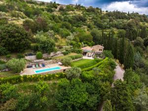 vista aerea di una casa su una collina con piscina di Villa Rosa a Cortona