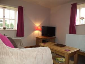 A television and/or entertainment centre at Lapwing Cottage