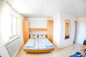 Кровать или кровати в номере Gästehaus Adler