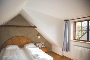 a bedroom with a bed in a attic at Exklusive Ferienwohnung Bad Fischau in Bad Fischau