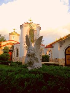 マダラにあるVilla St. Michaelの家の前の妖精像