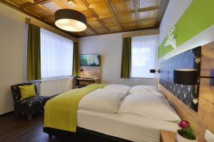 ein Schlafzimmer mit einem großen Bett und einem Schreibtisch in der Unterkunft Landhaus Elbert in Rheinböllen