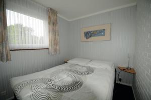 Dormitorio pequeño con cama con zebraandan en Apartment " PENSCH ", en Wilwerwiltz