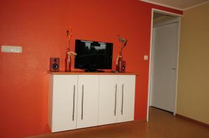 una TV in cima a un armadietto bianco in una stanza di Apartment " PENSCH " a Wilwerwiltz