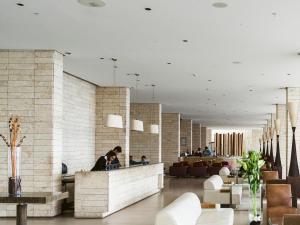 um lobby de um restaurante com pessoas sentadas em um balcão em Terrado Suites Antofagasta em Antofagasta