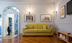 Galeriebild der Unterkunft Stylish apartment in the center of Naples by Wonderful Italy in Neapel