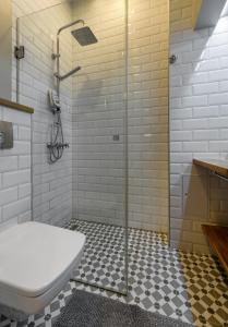 リヴィウにあるApartments Lucky home centre Lvivのバスルーム(シャワー、トイレ、洗面台付)