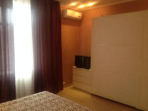 アゾフにあるМира д 43 кв 8のベッドルーム(ベッド1台、ドレッサー内のテレビ付)