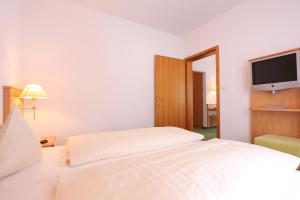 Postel nebo postele na pokoji v ubytování Bernerhof Swiss Quality Hotel