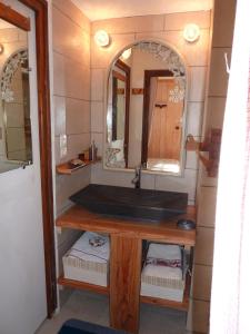 ブリッド・レ・バンにあるPLEIN SOLEILのバスルーム(洗面台、鏡付)