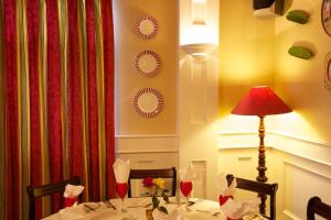 תמונה מהגלריה של Tully's Hotel בCastlerea