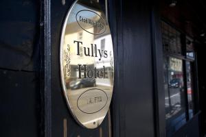 תעודה, פרס, שלט או מסמך אחר המוצג ב-Tully's Hotel