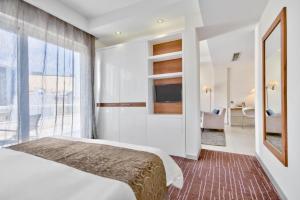 Uma cama ou camas num quarto em The George, Urban Boutique Hotel