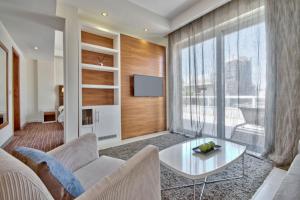 Uma área de estar em The George, Urban Boutique Hotel
