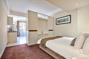Uma cama ou camas num quarto em The George, Urban Boutique Hotel