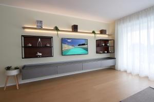 TV a/nebo společenská místnost v ubytování New apartment with swimming pool near the beach