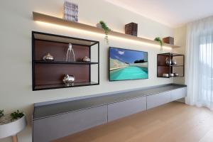 TV a/nebo společenská místnost v ubytování New apartment with swimming pool near the beach