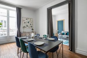 - une salle à manger avec une table et des chaises dans l'établissement Le Prestige by Cocoonr, à Nantes