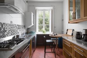 南特的住宿－Le Prestige by Cocoonr，一间带炉灶的厨房 桌子旁的顶部烤箱