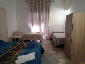 Habitación de hotel con 2 camas y ventana en Hotel Blu, en Rieti