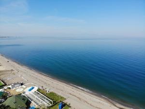 una vista aerea su una spiaggia e sull'oceano di Hotel San Luca a Rossano