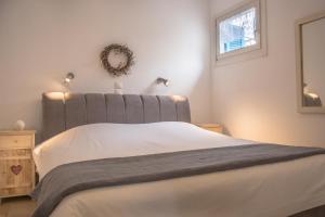 A bed or beds in a room at Anemomiloi Studios