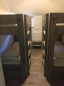 מיטה או מיטות קומותיים בחדר ב-Gieters Mooist