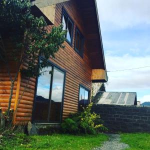 una casa con finestre sul lato di Hostal Andalue a Puerto Fuy