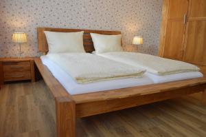 A bed or beds in a room at Altstadtpension Hameln