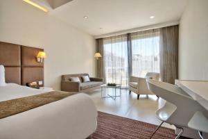 Uma cama ou camas num quarto em The George, Urban Boutique Hotel