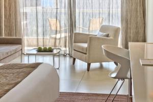Uma área de estar em The George, Urban Boutique Hotel